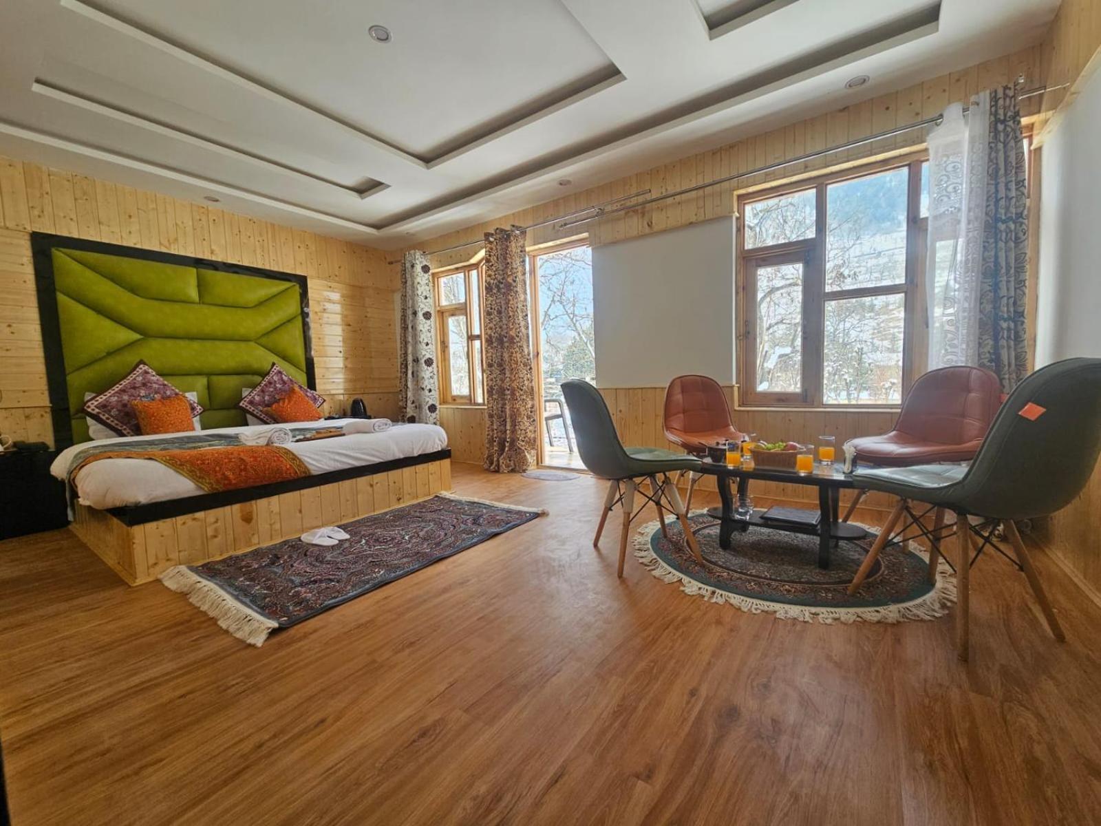 Delta View Hotel Pahalgām Buitenkant foto