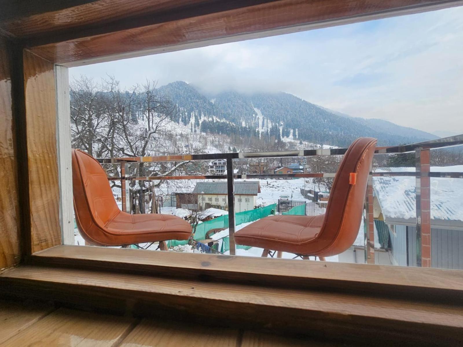 Delta View Hotel Pahalgām Buitenkant foto